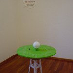 Das Gedicht als interaktive Installation. Sobald jemand auf die "richtige" (=Anfangs-) Strophe auf der Tischplatte drückte, leuchtete die Lampe in der Mitte auf