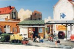 Tankstelle mit Schrottplatz
