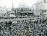 Menschenmassen in Muenchen vot der Ankunft der WM_Mannschaft