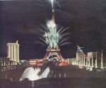 Pariser WA 1937 bei Nacht, links vom Eiffeltum der deutsche, rechts der sowjetische Pavillon