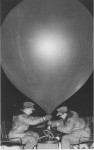 Bundeswehr-Propaganda-Ballon wird mit Gas befüllt (Quelle: Bundesarchiv-Militärarchiv)